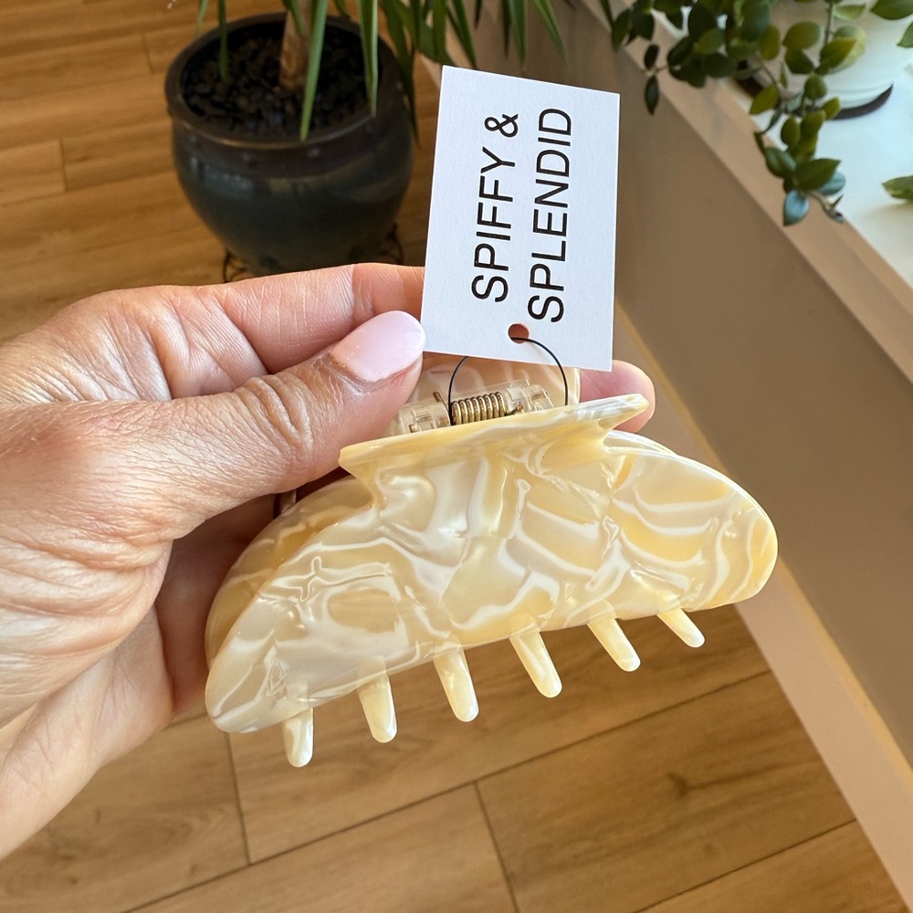 🆕 Cream Acrylic Hair Claw